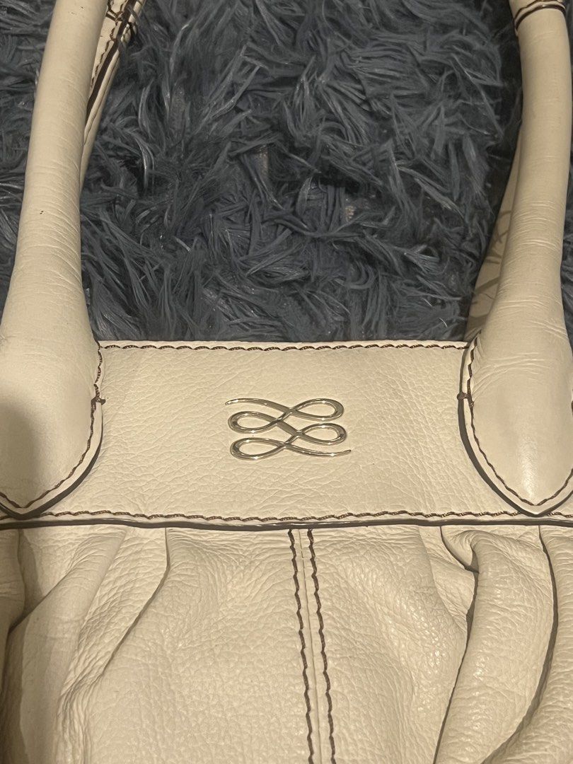 Lancel Paris Leather Handbag (Category: Luxury Bags & Wallets) located in Cainta. Submitted by xkengkaix (Listing ID 1458201499, Image 3). Description: - Authentic Lancel Paris handbag - Elegant cream leather - Signature Lancel infinity logo - Stylish gathered detail on the front - Chic top handles for carrying - Beautiful pink floral interior lining - Includes interior pockets for organization - A truly classic and timeless piece.