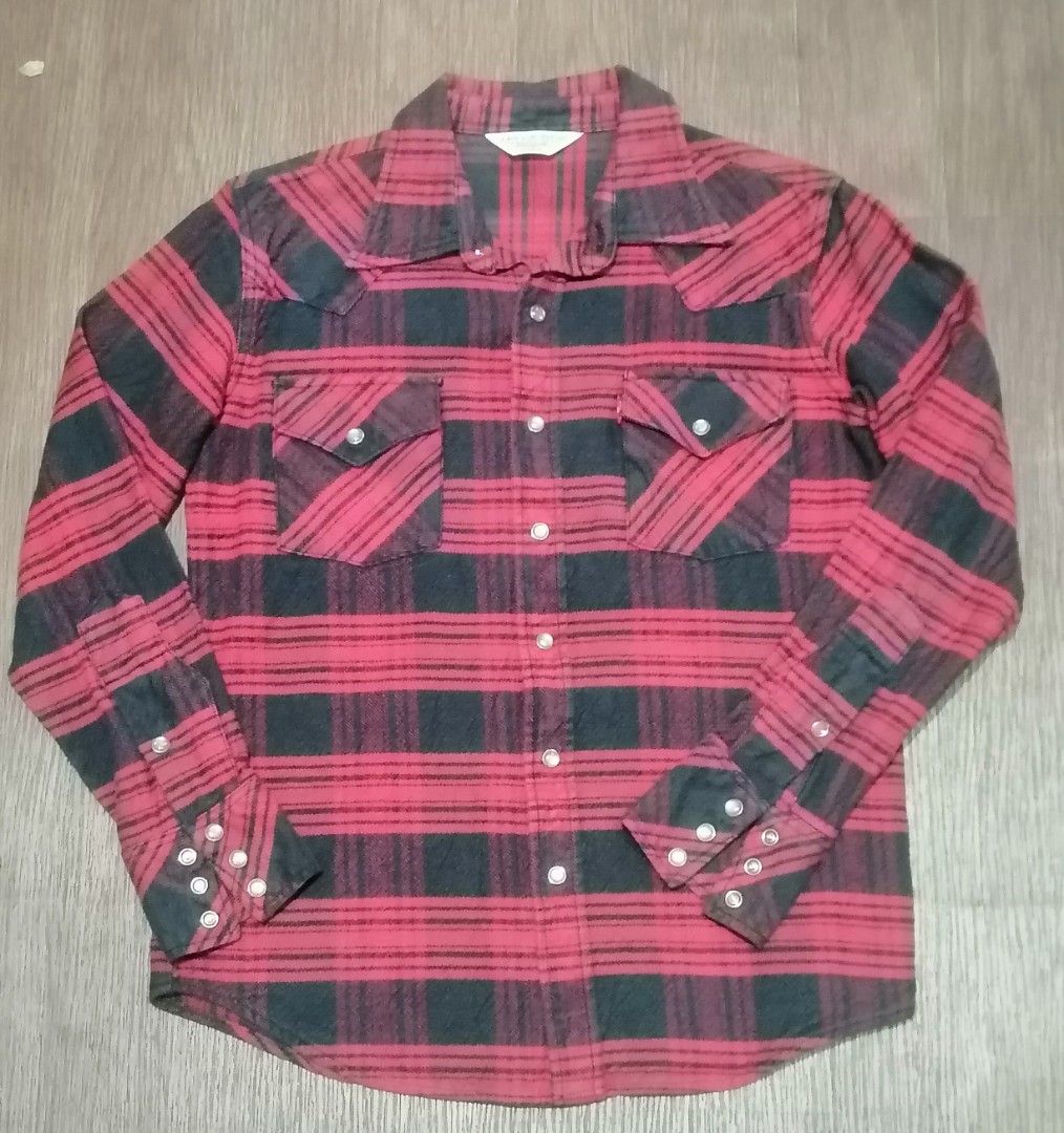 Levis red tab (Category: Coats, Jackets and Outerwear) located in Baguio. Submitted by second_handchic (Listing ID 1458155770, Image 2). Description: Levis red tab casual wear long sleeve polo In good condition Size medium Dimensions: 18 inches length by 24 inches height.