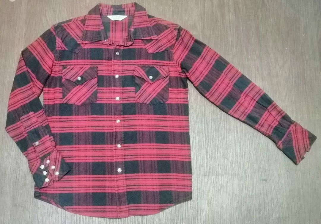 Levis red tab (Category: Coats, Jackets and Outerwear) located in Baguio. Submitted by second_handchic (Listing ID 1458155770, Image 1). Description: Levis red tab casual wear long sleeve polo In good condition Size medium Dimensions: 18 inches length by 24 inches height.