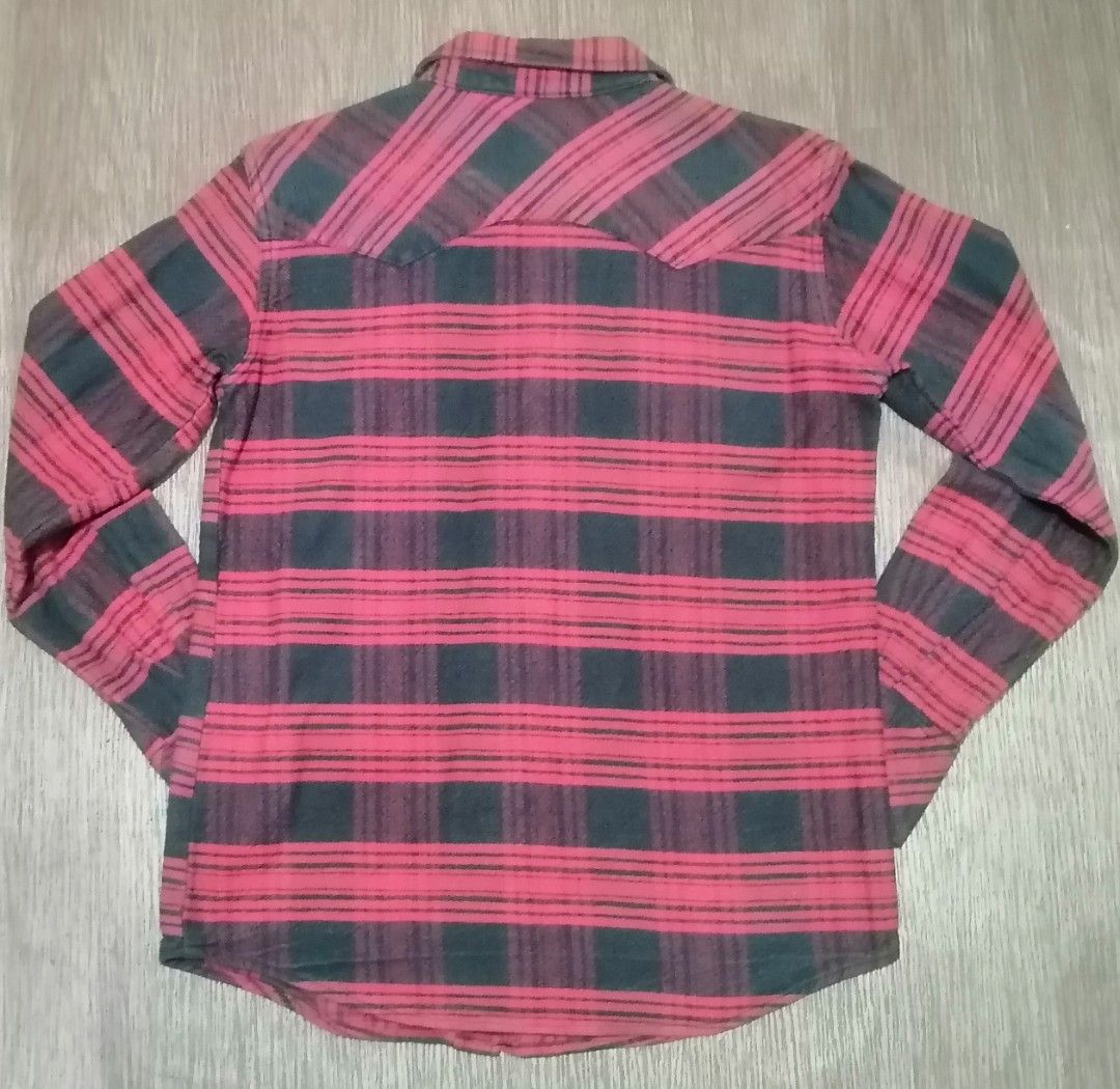 Levis red tab (Category: Coats, Jackets and Outerwear) located in Baguio. Submitted by second_handchic (Listing ID 1458155770, Image 3). Description: Levis red tab casual wear long sleeve polo In good condition Size medium Dimensions: 18 inches length by 24 inches height.