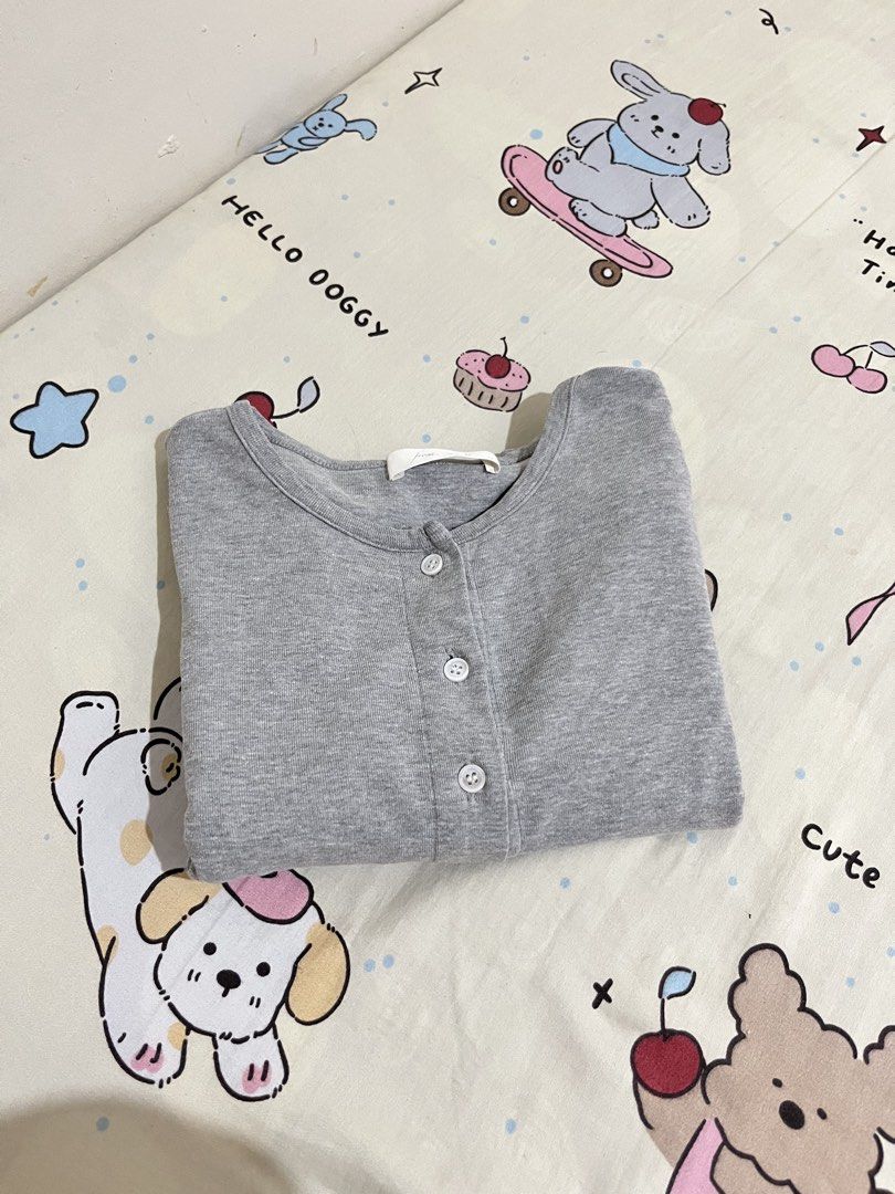 light gray cardigan (Category: Coats, Jackets and Outerwear) located in Cavite. Submitted by alvshe (Listing ID 1458151492, Image 2). Description: staple basics easy to style can go with anything rfs: decluttering.