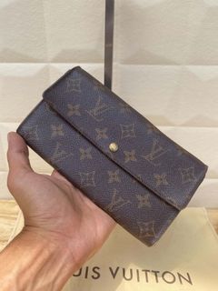 (Category: ) located in . Submitted by authentic_bag96 (Listing ID 1458268430, Image 1). Description: .