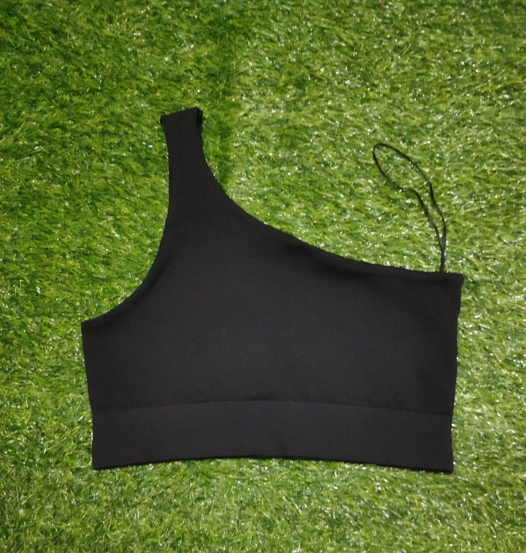 Lune Luna Rib One Shoulder Bra Black (Category: Activewear) located in Cebu City. Submitted by deadjay84 (Listing ID 1458191054, Image 1). Description: LUNE Luna Rib One Shoulder Bra Black - Mediun on tag - All-over ribbed texture for a stylish look - Features a small metal logo tag - Ideal for workouts or as a layering piece - Combines comfort and fashion - in great condition Pls see photos for details Cebu loc add shipping.
