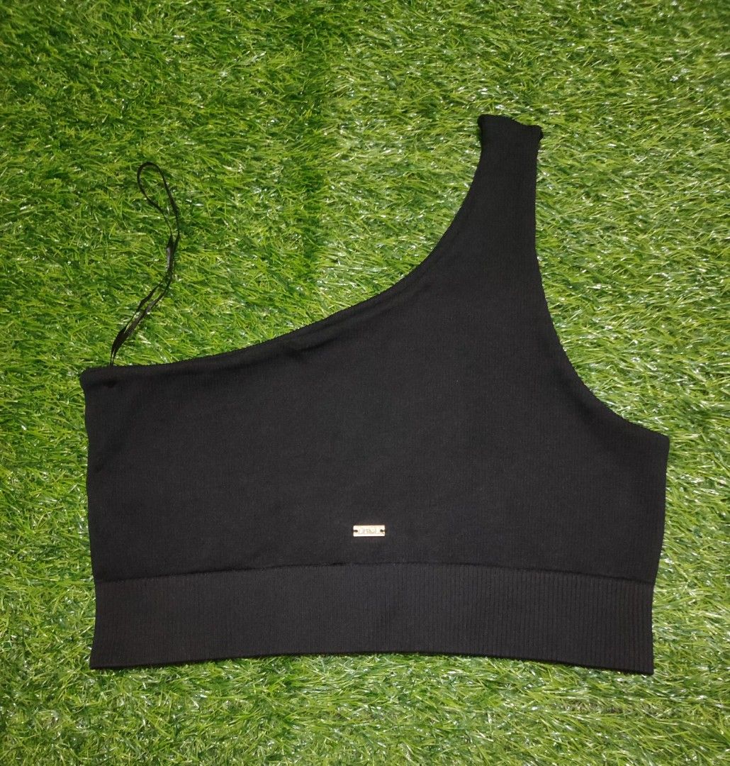 Lune Luna Rib One Shoulder Bra Black (Category: Activewear) located in Cebu City. Submitted by deadjay84 (Listing ID 1458191054, Image 2). Description: LUNE Luna Rib One Shoulder Bra Black - Mediun on tag - All-over ribbed texture for a stylish look - Features a small metal logo tag - Ideal for workouts or as a layering piece - Combines comfort and fashion - in great condition Pls see photos for details Cebu loc add shipping.