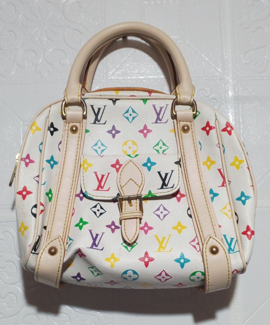 Lv handbag (Category: Luxury Bags & Wallets) located in Manila. Submitted by darweza_23 (Listing ID 1458255448, Image 1). Description: .