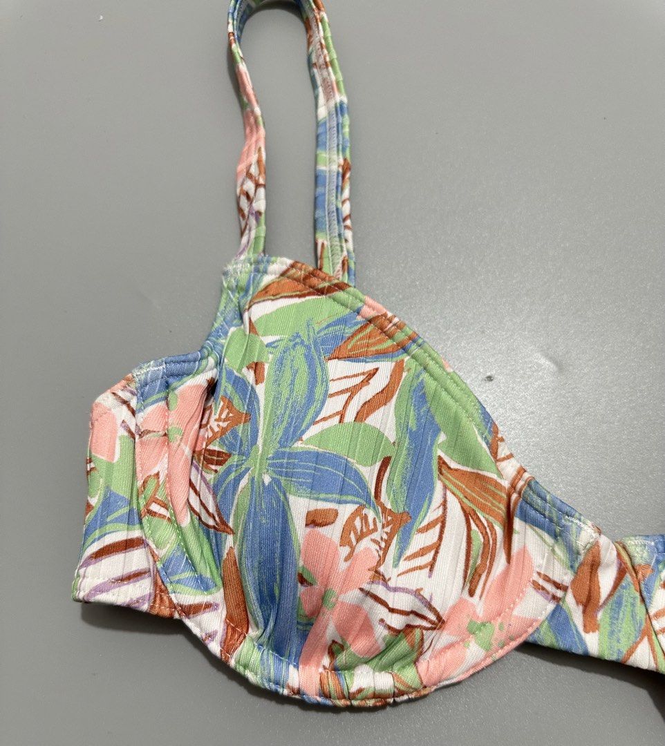 (M) ROXY Underwired Bikini Top / Swim Top (Category: Bikinis & Swimsuits) located in Cainta. Submitted by sunnyfloshop (Listing ID 1458141205, Image 3). Description: Brandnew 🍃Medium 🍃Padded 🍃Underwired 🍃Adjustable straps 🍃Hook closure.