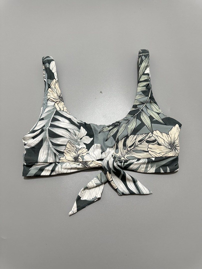 (M) SEAFOLLY Bikini Top / Swim Top (Category: Bikinis & Swimsuits) located in Cainta. Submitted by sunnyfloshop (Listing ID 1458140740, Image 2). Description: Brandnew 🍃Medium 🍃Padded.