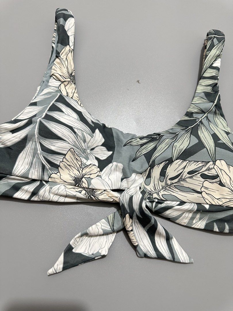 (M) SEAFOLLY Bikini Top / Swim Top (Category: Bikinis & Swimsuits) located in Cainta. Submitted by sunnyfloshop (Listing ID 1458140740, Image 3). Description: Brandnew 🍃Medium 🍃Padded.