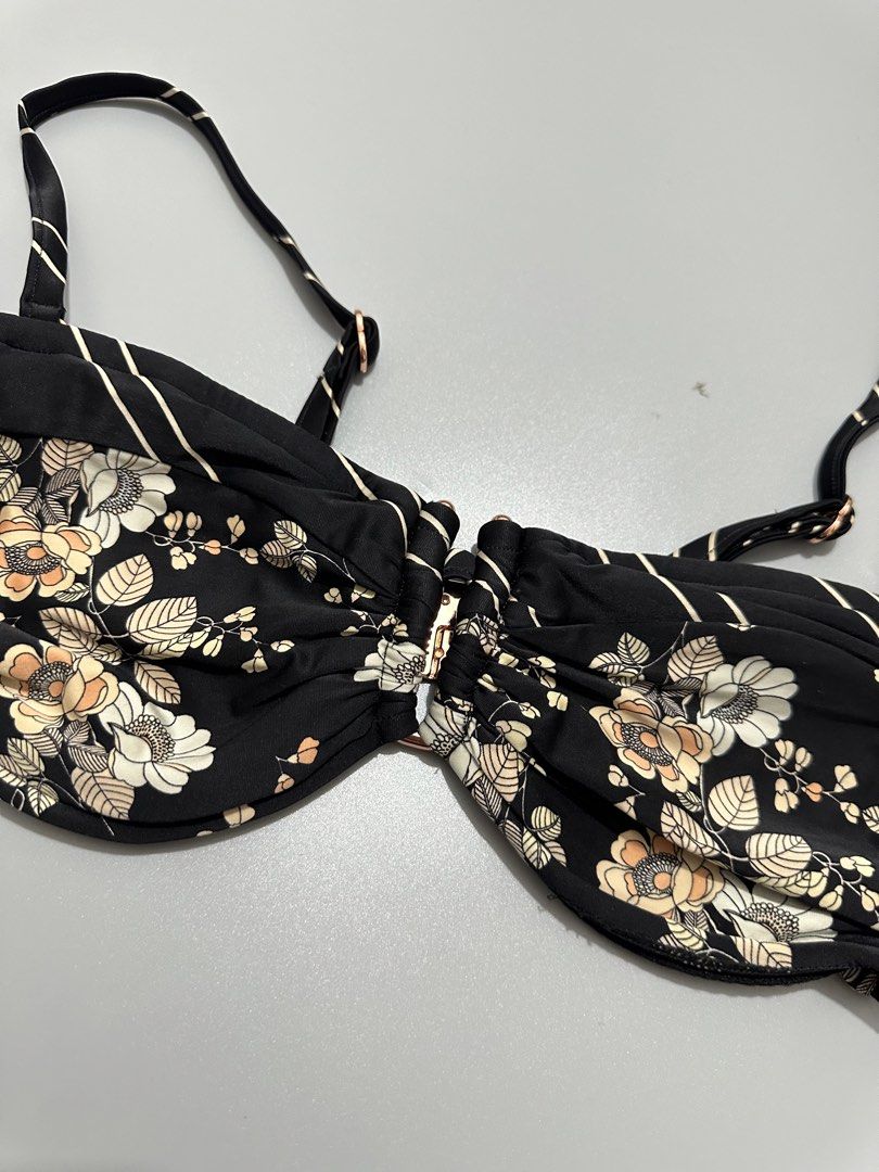 (M) SEAFOLLY Underwired Bikini Top / Swim Top (Category: Bikinis & Swimsuits) located in Cainta. Submitted by sunnyfloshop (Listing ID 1458140070, Image 3). Description: Brandnew 🍃Medium 🍃Adjustable straps 🍃Hook closure 🍃Underwired.