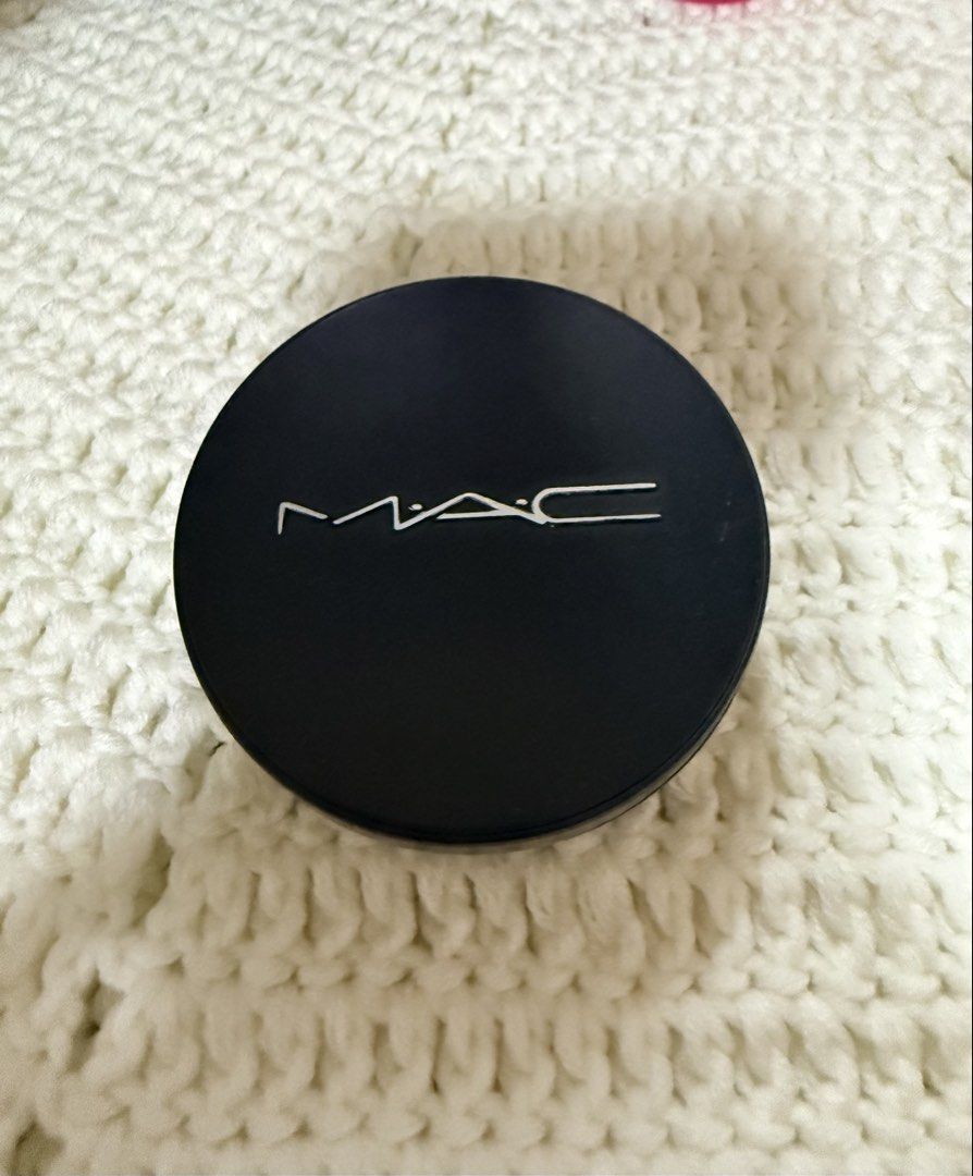 MAC Studio Fix Powder Plus Foundation NC25 (Category: Makeup) located in San Mateo. Submitted by jajaluscious (Listing ID 1458183144, Image 2). Description: - MAC Studio Fix Powder Foundation - Shade: NC25 - Finish: Matte - Type: Pressed powder - Use: Setting liquid foundation or touch-ups - Features: Compact with mirror, black casing with MAC logo Php 1800 (negotiable) .