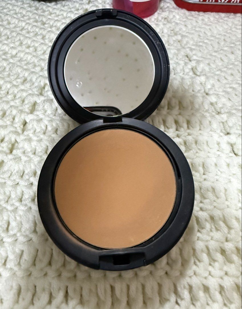 MAC Studio Fix Powder Plus Foundation NC25 (Category: Makeup) located in San Mateo. Submitted by jajaluscious (Listing ID 1458183144, Image 1). Description: - MAC Studio Fix Powder Foundation - Shade: NC25 - Finish: Matte - Type: Pressed powder - Use: Setting liquid foundation or touch-ups - Features: Compact with mirror, black casing with MAC logo Php 1800 (negotiable) .