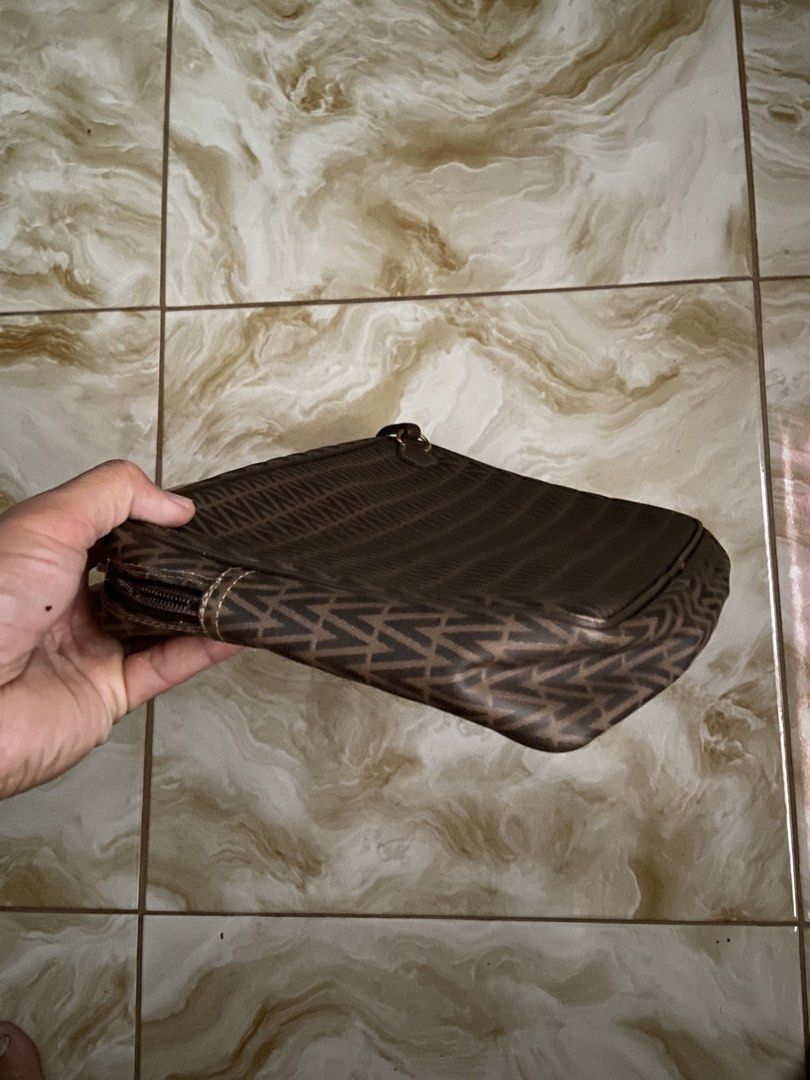 Mario Valentino Pouch (Category: Luxury Bags & Wallets) located in Aroroy. Submitted by mahinaanlangs (Listing ID 1458122823, Image 3). Description: Mario Valentino Pouch Legit Excellent Condition 700+Sf.