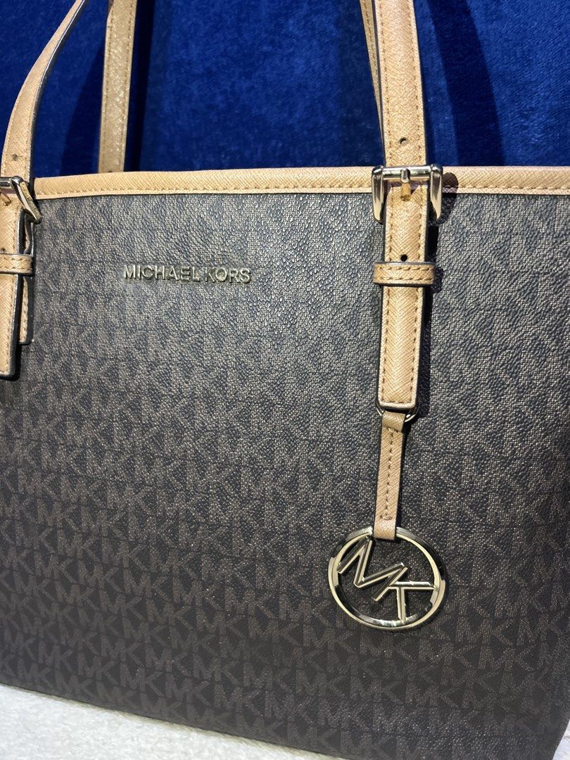 MK TOTE BAG HOOK LOCK (Category: Shoulder Bags) located in Manila. Submitted by declutter_lala (Listing ID 1458160282, Image 3). Description: My mom’s preloved! She bought it for 10k+ from the US. 💕 BODY CONDITION: 9/10. A classic brown MK tote with a timeless hook-lock detail that makes her an easy everyday piece. She has only minimal signs of use throughout the body and is still in very good condition overall. The interior is clean, while the 