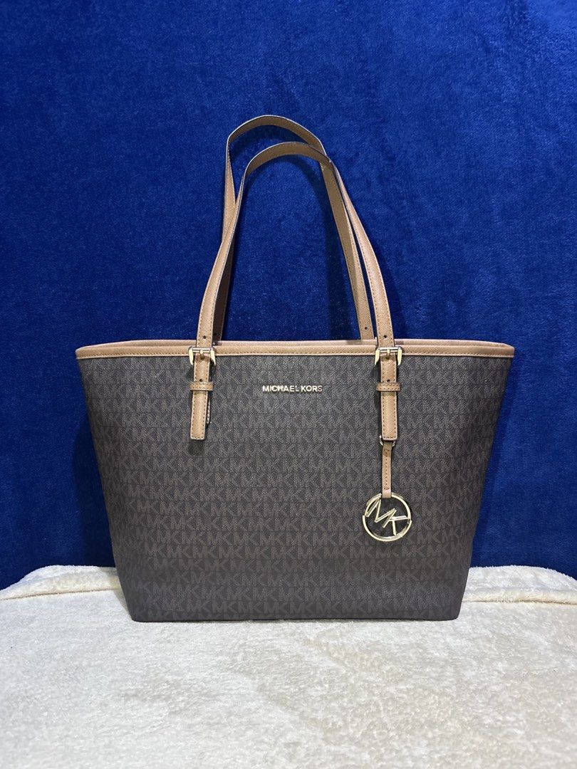 MK TOTE BAG HOOK LOCK (Category: Shoulder Bags) located in Manila. Submitted by declutter_lala (Listing ID 1458160282, Image 2). Description: My mom’s preloved! She bought it for 10k+ from the US. 💕 BODY CONDITION: 9/10. A classic brown MK tote with a timeless hook-lock detail that makes her an easy everyday piece. She has only minimal signs of use throughout the body and is still in very good condition overall. The interior is clean, while the 