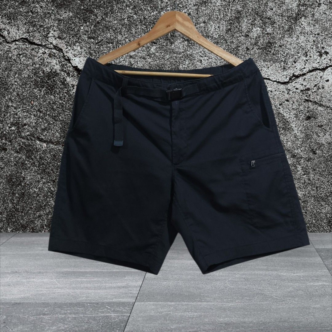 Navy Blue Cargo Shorts with Belt (Category: Shorts) located in Calatagan. Submitted by lyvertabora (Listing ID 1458149569, Image 1). Description: Dimension:W-34 L-18 COLORATE:9.5/10 good condition .
