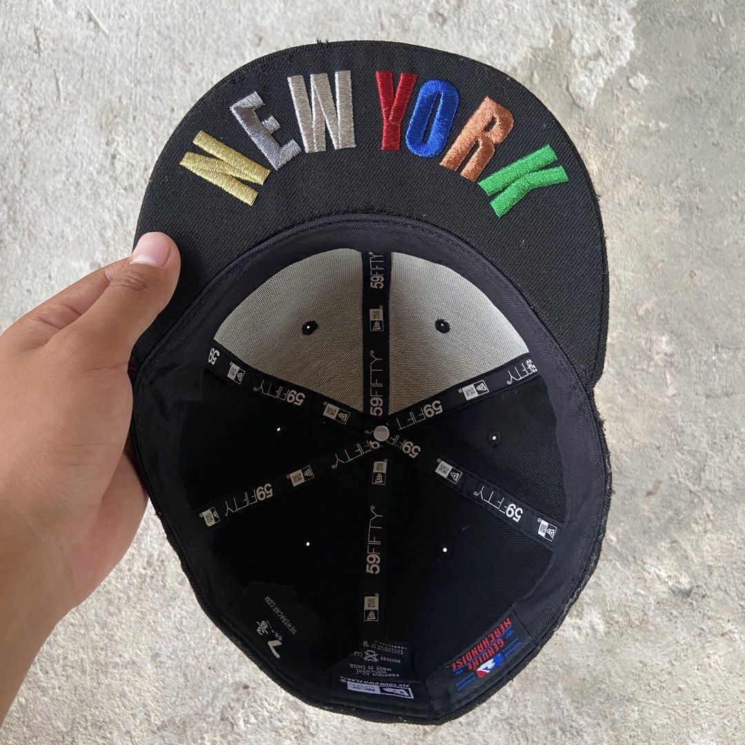 New York Yankees Black Close Cap (Category: Caps & Hats) located in Solano. Submitted by _cleho (Listing ID 1458295024, Image 2). Description: no major issue.