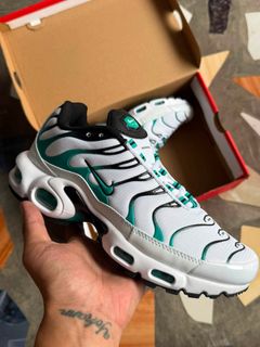 (Category: ) located in . Submitted by sneakers_dropper5 (Listing ID 1458194173, Image 1). Description: .