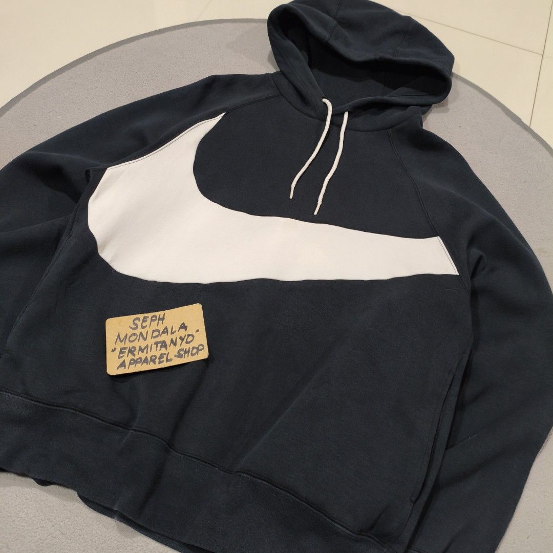 Nike big swoosh hoodie (Category: Hoodies) located in Calatrava. Submitted by ermitany0 (Listing ID 1458291180, Image 2). Description: nike big swoosh hoodie well used size: Large width x length: 22.5"x27" Good fade / 7.5/10 color rate flaws: lace eyelet ( see photos ) color may vary due to lighting ✅ location: Negros Occidental PM if interested 📩📩📩📩.
