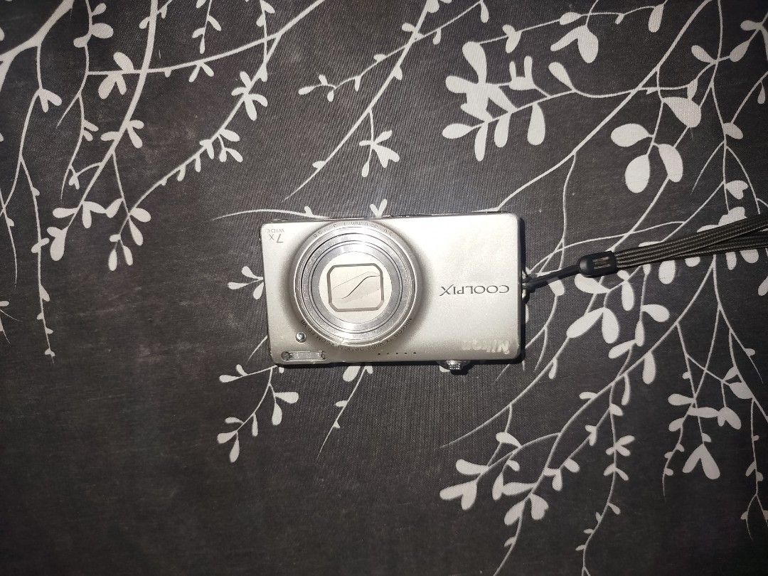 Nikon coolpix s6000 (please read desc) (Category: Cameras) located in Manila. Submitted by duch.mi1kita (Listing ID 1458208231, Image 1). Description: Nikon coolpix s6000 said to be working. (Untested) no battery door, battery, and charger.