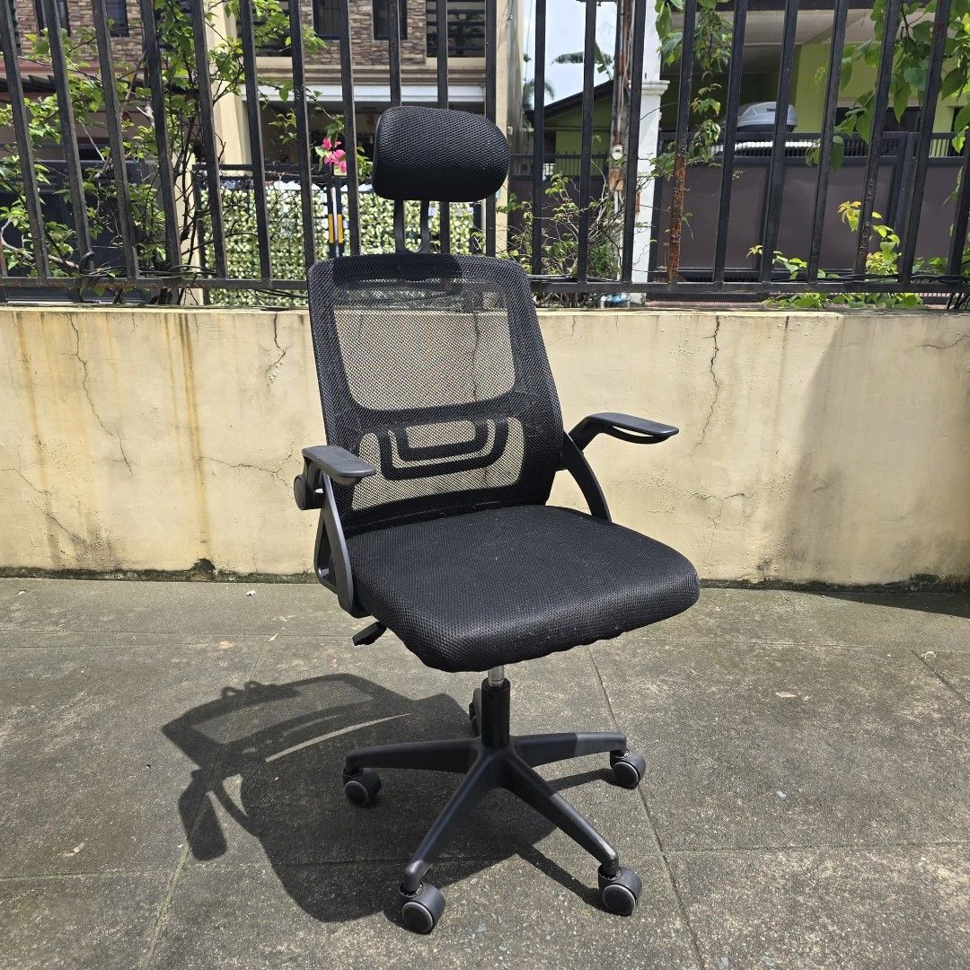 Office Chair with Headrest and Armrest (Category: Office Furniture & Fixtures) located in Pasig City. Submitted by millennialthrifter (Listing ID 1458242881, Image 1). Description: 🔥OFFICE CHAIR - 1780 PESOS ONLY ✅With head rest and arm rest ✅With Height adjustment 🌸Pm for the video.