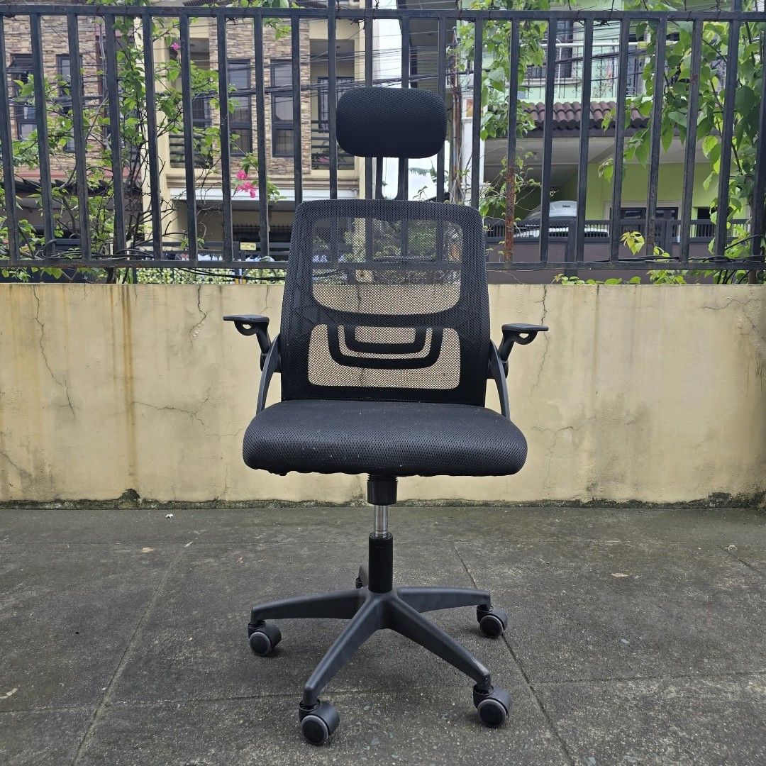 Office Chair with Headrest and Armrest (Category: Office Furniture & Fixtures) located in Pasig City. Submitted by millennialthrifter (Listing ID 1458242881, Image 2). Description: 🔥OFFICE CHAIR - 1780 PESOS ONLY ✅With head rest and arm rest ✅With Height adjustment 🌸Pm for the video.