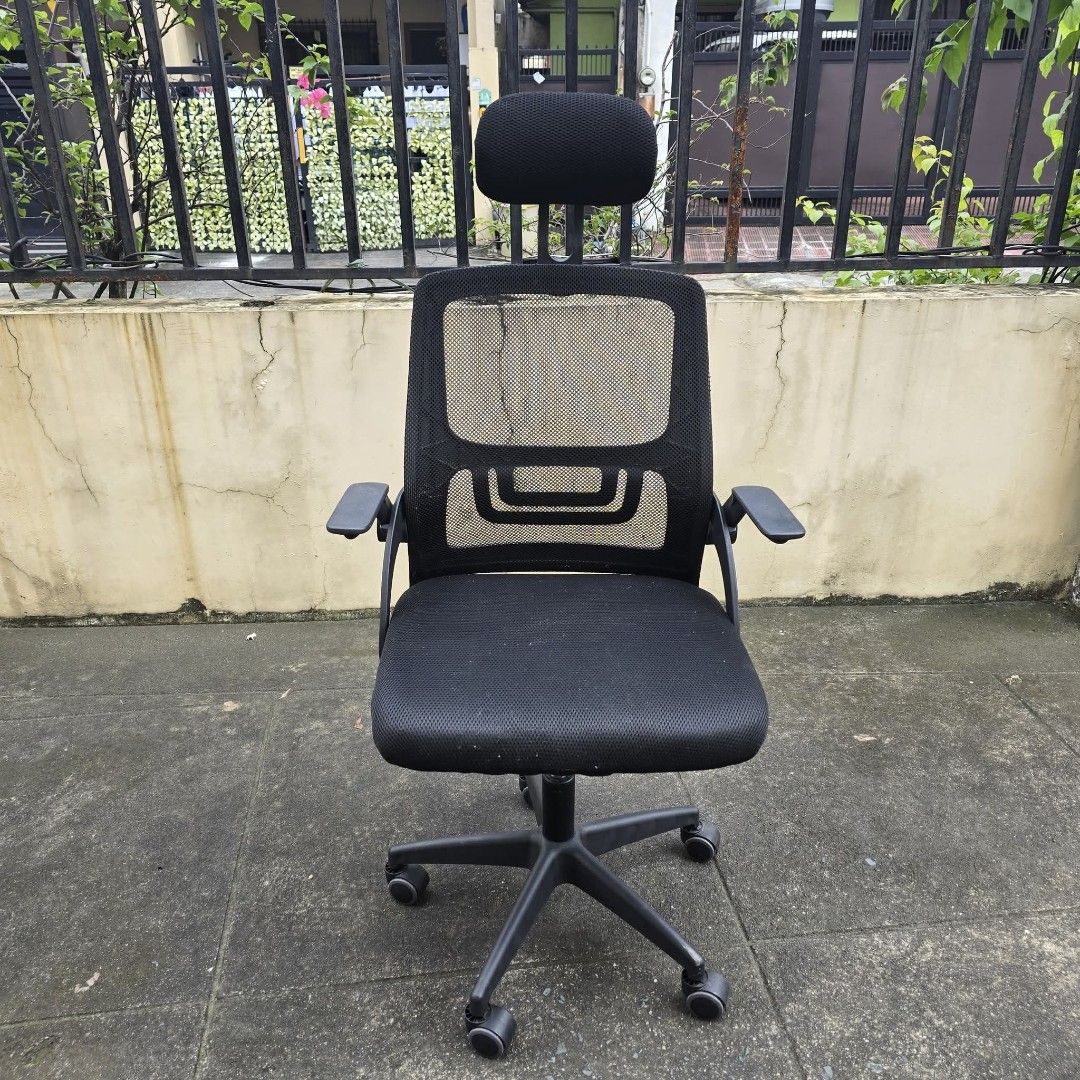 Office Chair with Headrest and Armrest (Category: Office Furniture & Fixtures) located in Pasig City. Submitted by millennialthrifter (Listing ID 1458242881, Image 3). Description: 🔥OFFICE CHAIR - 1780 PESOS ONLY ✅With head rest and arm rest ✅With Height adjustment 🌸Pm for the video.