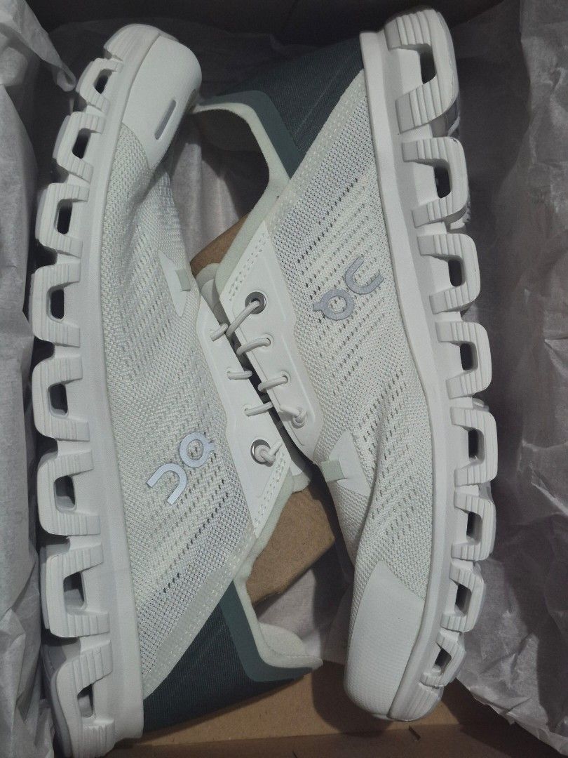 On Cloud 6 Coast (Category: Sneakers) located in Cavite. Submitted by noodols (Listing ID 1458284290, Image 2). Description: Brand New Size 10 meet up or delivery MOP: GCash or Bank transfer.