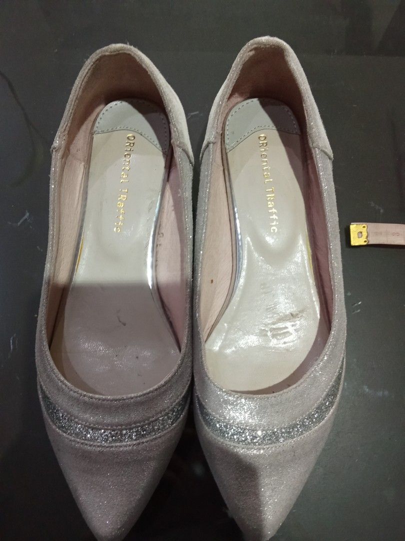 Oriental traffic shoes (Category: Flats & Sandals) located in Meycauayan. Submitted by midori021 (Listing ID 1458153921, Image 1). Description: check pics for measurements and condition for small and narrow feet ladies po.