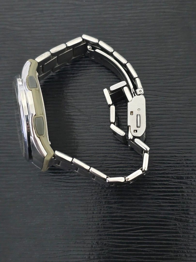 Original Casio Wave Ceptor Multiband Watch (Category: Men's Watches) located in Paranaque City. Submitted by everythingjapan (Listing ID 1458175634, Image 3). Description: original has tolerable scratches working well luminous comes in standard hard watch box only.