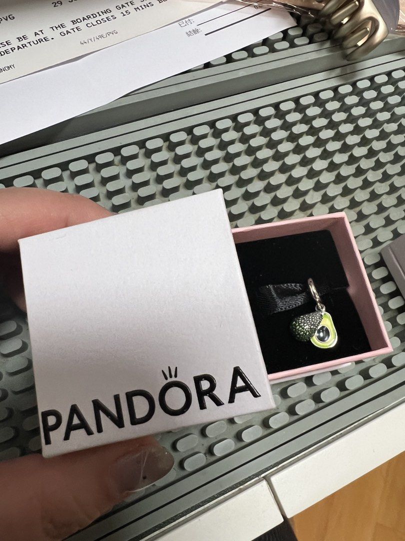 Pandora Charm- Avocado （分類：飾物及配件）位於 Hong Kong。 由 ll604 提交（商品編號 1458213622，圖片 2）。簡介： Brand New with box。