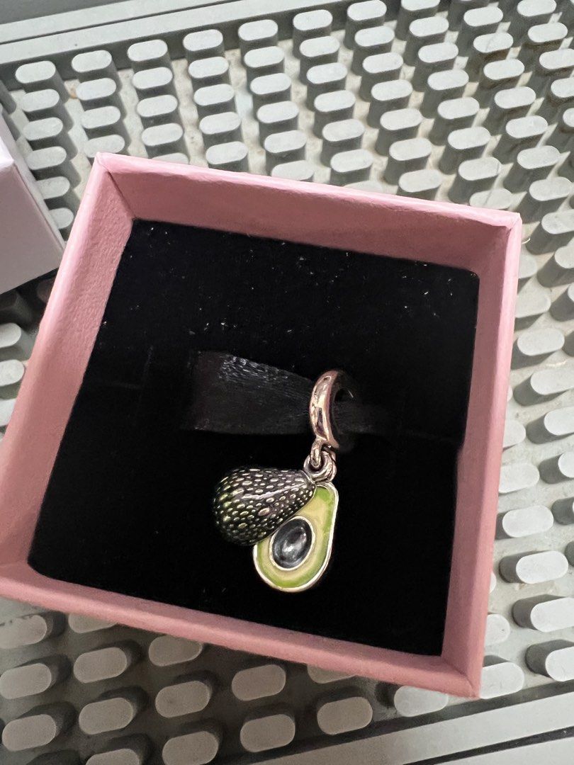 Pandora Charm- Avocado （分類：飾物及配件）位於 Hong Kong。 由 ll604 提交（商品編號 1458213622，圖片 1）。簡介： Brand New with box。