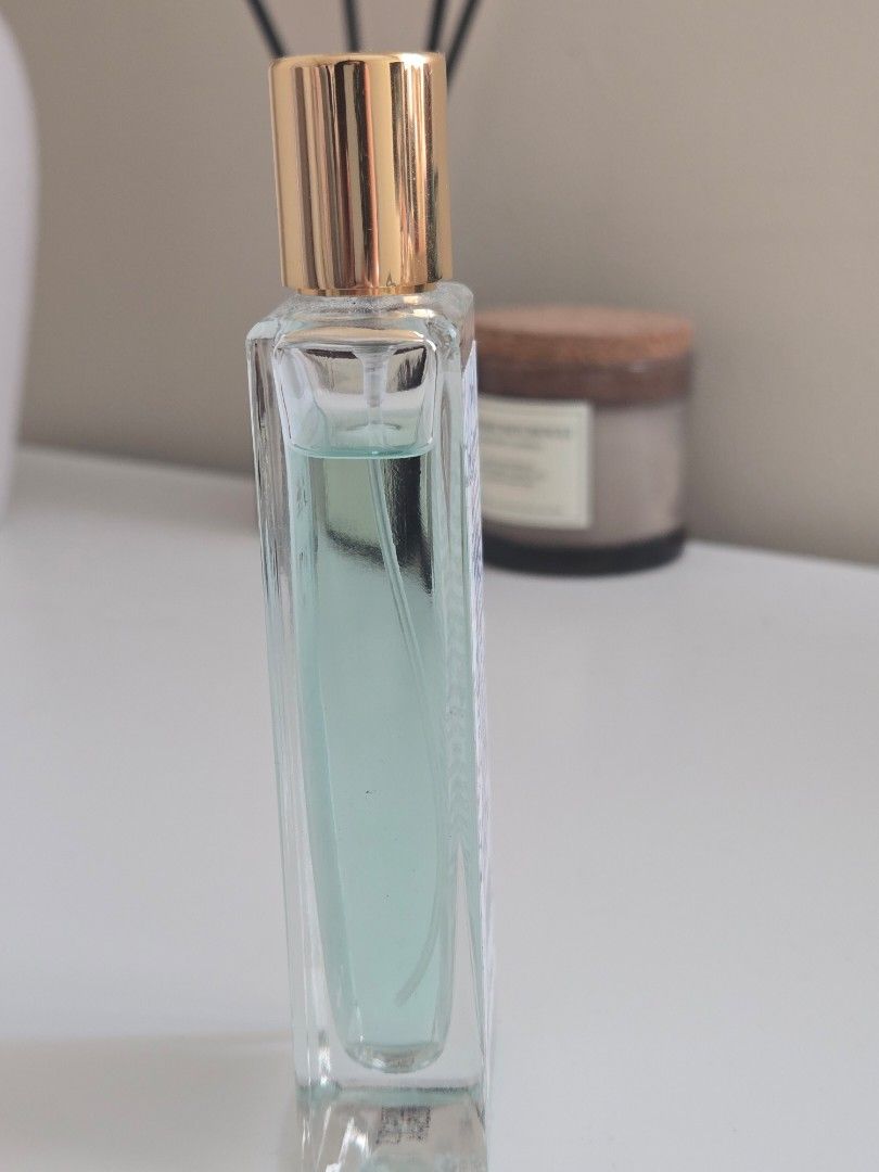 PD London Daisy EDP 50ml (Category: Fragrance & Deodorants) located in Quezon City. Submitted by samcas (Listing ID 1458251348, Image 2). Description: PD London Daisy Eau de Parfum (50ml). Special edition by Estrells Art. Fruity, woody, citrus scent. Sea-inspired bottle with coral/sea creature design. Perfect for daily use..