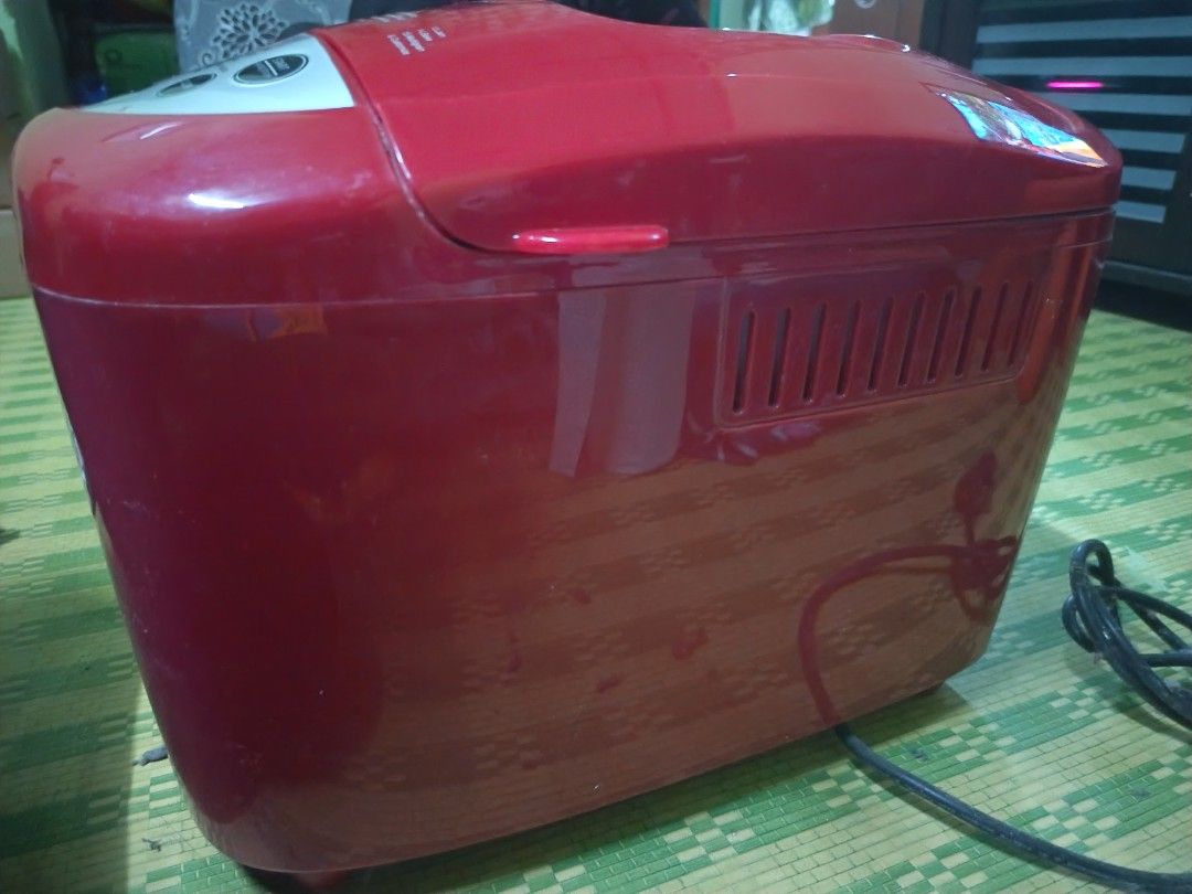 PERYSMITH Red Bread Maker Machine (Category: Breadmakers) located in Kota Tinggi. Submitted by hoodiepop (Listing ID 1458224941, Image 3). Description: - Red PERYSMITH bread maker - Multiple settings for various bread types and dough - Loaf sizes: 1000g, 1250g, 1500g - Functions: Delay timer, knead, rise, bake, keep warm - Easy-to-use control panel with digital display - Perfect for homemade bread enthusiasts prize can nego.