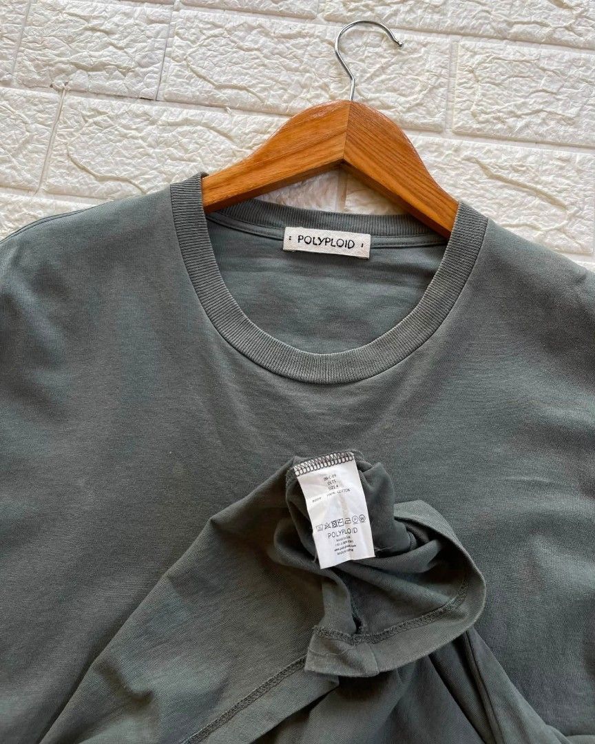 Plain POLYPLOID (Category: Tshirts & Polo Shirts) located in Kuala Lumpur. Submitted by Bondle69 (Listing ID 1458205128, Image 1). Description: 😍 T shirt : Plain POLYPLOID 👉 Pit : 28.5 👉 Labuh : 30/31.5 👉 Made in : japan 👉 Condition : 7/10 👉 Material kain : 100%cotton 😊0r!g!nal item💯 😊Item designer 😊Size mengikut ukuran 2xL 😊Warna hijau tua lawa 😊Tengkuk still cub 😊Jahitan semua kemas 😊Item belasahang santai petang 😊Item simple but