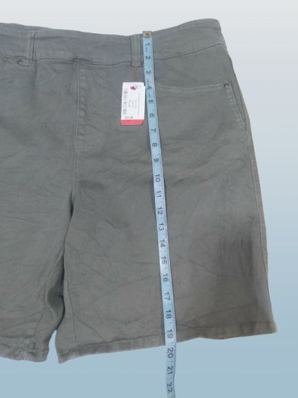 Plus size Women's Olive Green Pull-On Shorts (Category: Shorts) located in Davao. Submitted by rosewyn (Listing ID 1458245802, Image 3). Description: - Olive green pull-on shorts - Comfortable elastic waistband - Linen-blend fabric, ideal for warm weather - Functional pockets included - Measurements available in photos - stretchable - selected from US bales.