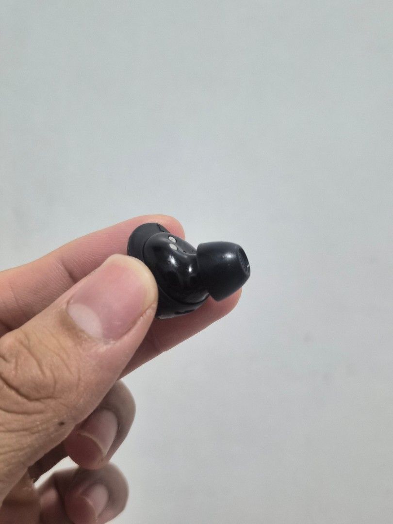 Prelove Samsung Buds Core (Category: Earphones) located in Quezon City. Submitted by boredwithstuff (Listing ID 1458231589, Image 3). Description: With Original Box Gcash, Maribank, Maya, BDO, BPI, Metrobank and RCBC Bank Transfer RFS: upgrade to Samsung Buds Pro 4 Payment first before Lalamove.