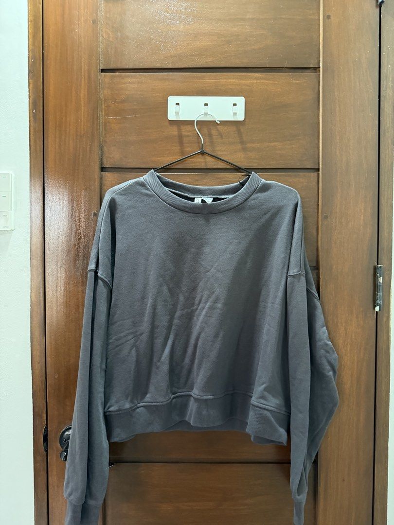 PRELOVED H&M SWEATER (Category: Longsleeves) located in Binan City. Submitted by nihaoscloset (Listing ID 1458145363, Image 1). Description: ♡H&M sweater size L ♡Used for a few times lang ♡No flaws ♡RFS: need more space in my closet and no longer needed! 🔒FIRST TO PAY, FIRST TO GET 📩DM me for more infos!.