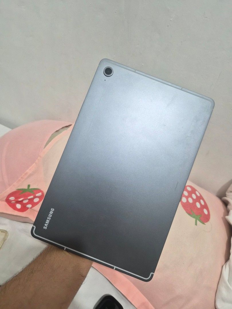 Preloved Samsung Galaxy Tab S10 FE (Category: Android) located in Quezon City. Submitted by boredwithstuff (Listing ID 1458232835, Image 3). Description: - Samsung Galaxy Tab S10 FE - With Original Box - RFS: Upgrade to Fold 8 .