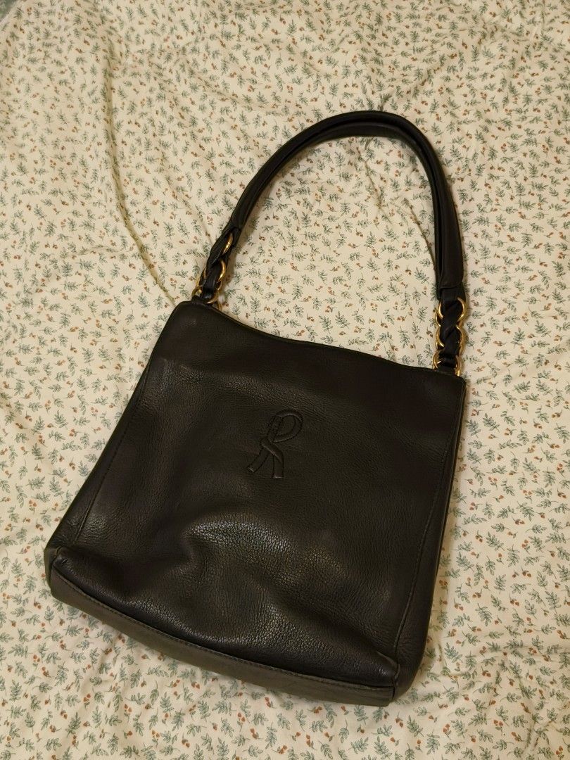 Roberta di Camerino Black Leather Shoulder Bag (Category: Shoulder Bags) located in Manila. Submitted by la.clld (Listing ID 1458108449, Image 1). Description: ​Brand: Roberta di Camerino ​Condition: Pre-loved / Good condition (well-maintained leather) ​Price: ₱650 📍Anayan, Pili, Camarines Sur 🚛 Shipping via J&T ​Feel free to send a message for inquiries or additional photos! 💌.