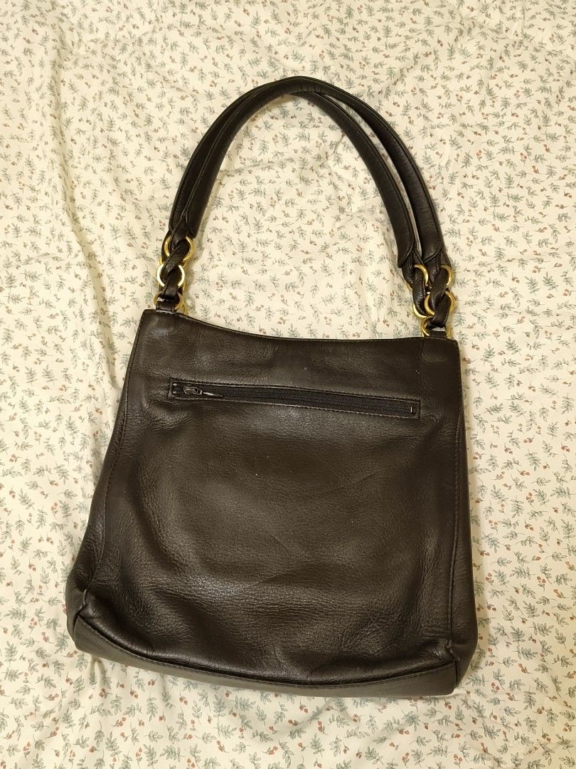 Roberta di Camerino Black Leather Shoulder Bag (Category: Shoulder Bags) located in Manila. Submitted by la.clld (Listing ID 1458108449, Image 2). Description: ​Brand: Roberta di Camerino ​Condition: Pre-loved / Good condition (well-maintained leather) ​Price: ₱650 📍Anayan, Pili, Camarines Sur 🚛 Shipping via J&T ​Feel free to send a message for inquiries or additional photos! 💌.