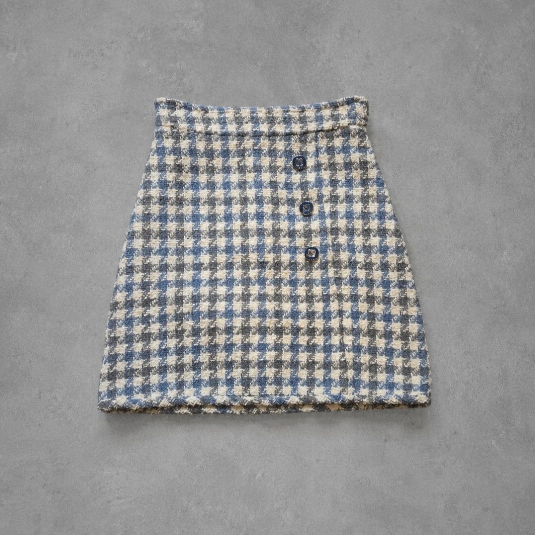Sandro Paris Tweed Houndstooth Mini Skirt (Category: Luxury Apparel) located in Rizal. Submitted by stoo_cee (Listing ID 1458161994, Image 1). Description: S*ndro Paris Tweed Houndstooth Mini Skirt W: 25 L: 18 9.5/10 issue: none.