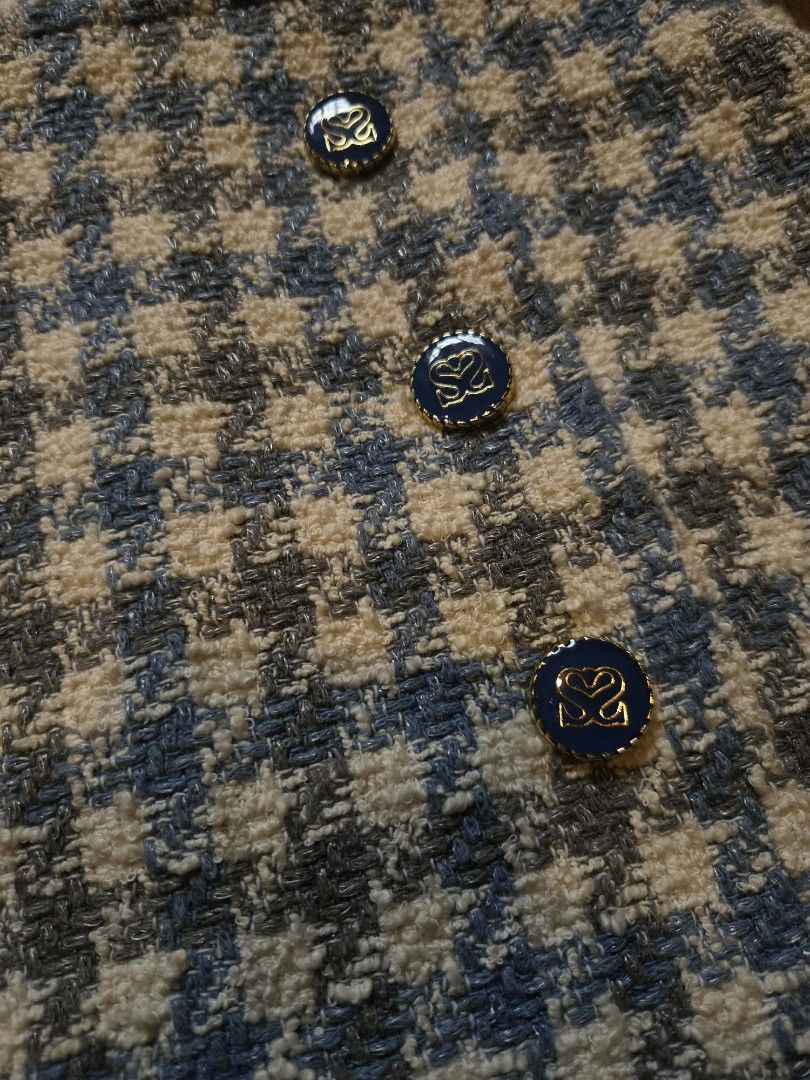 Sandro Paris Tweed Houndstooth Mini Skirt (Category: Luxury Apparel) located in Rizal. Submitted by stoo_cee (Listing ID 1458161994, Image 3). Description: S*ndro Paris Tweed Houndstooth Mini Skirt W: 25 L: 18 9.5/10 issue: none.