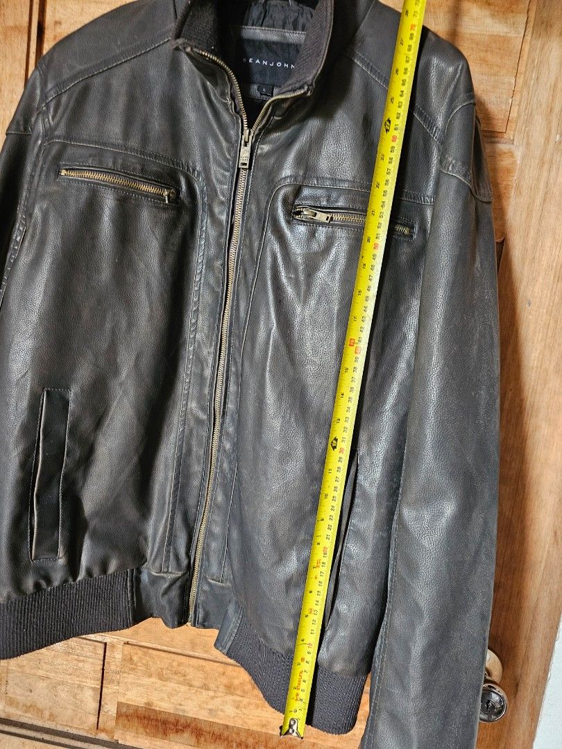 Sean John Black Leather Bomber Jacket Size L (Category: Coats, Jackets and Outerwear) located in Tagbilaran City. Submitted by lugarpogi (Listing ID 1458142568, Image 2). Description: - Classic black leather bomber jacket - Brand: Sean John - Quilted lining for added warmth - Zipper closure - Zippered front pockets - Ribbed cuffs and hem - Size: L - Ideal for cooler weather.