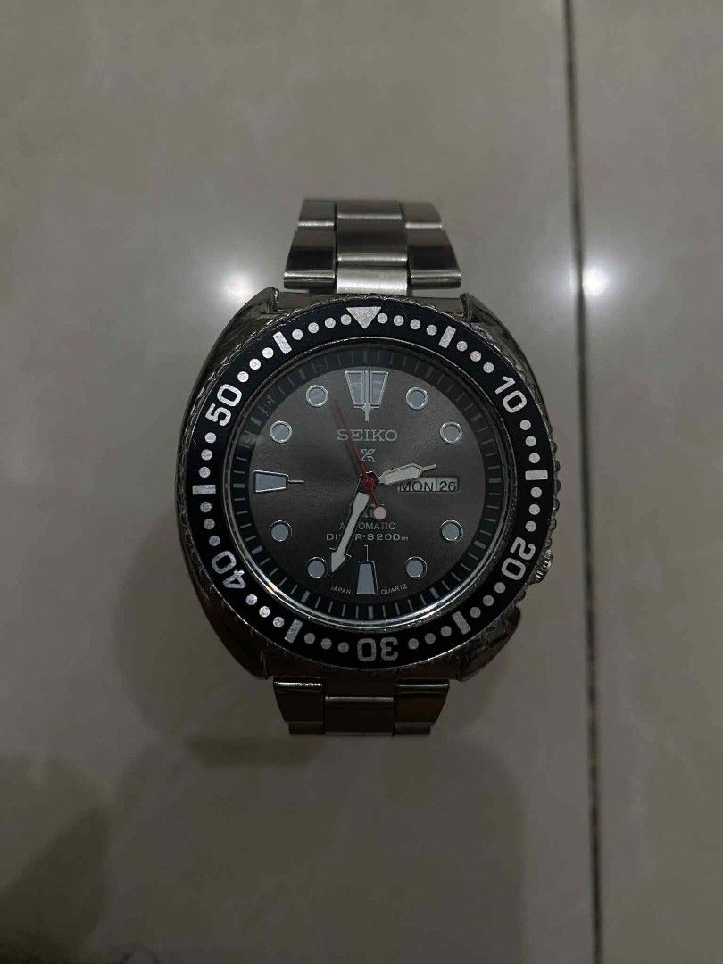 Seiko Automatic Diver's 200m Quartz Watch (Category: Men's Watches) located in Caloocan City. Submitted by cadalojohn65897 (Listing ID 1458152256, Image 1). Description: - Seiko Automatic Diver's Watch - Grey Dial - Day and Date Display - 200m Water Resistance - Rotating Bezel - Stainless Steel Bracelet - Watch is running and keeping time.