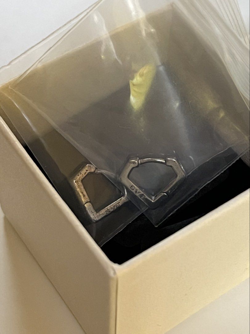 Seventeen Caratland Earrings (Category: Earrings) located in Mandaluyong City. Submitted by ryshe (Listing ID 1458134861, Image 2). Description: - Seventeen Carat Land earrings - Silver tone with unique geometric design - Comes in original box - Ideal for Seventeen fans (Carats) - Never been used, only kept in the box.