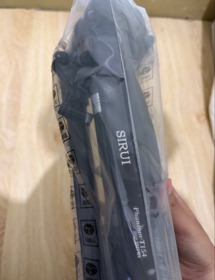 SIRUI Phantom-T154 Video Tripod (Category: Tripods & Monopods) located in Calamba. Submitted by xjaerniisz (Listing ID 1458144294, Image 2). Description: ❗❗❗OGprice: P1.3k ❗❗❗ Rfs: bought two accidentally Guidelines: - Payment first policy - Buyer will shoulder shipping fee MOP: GCASH 📍Calamba.