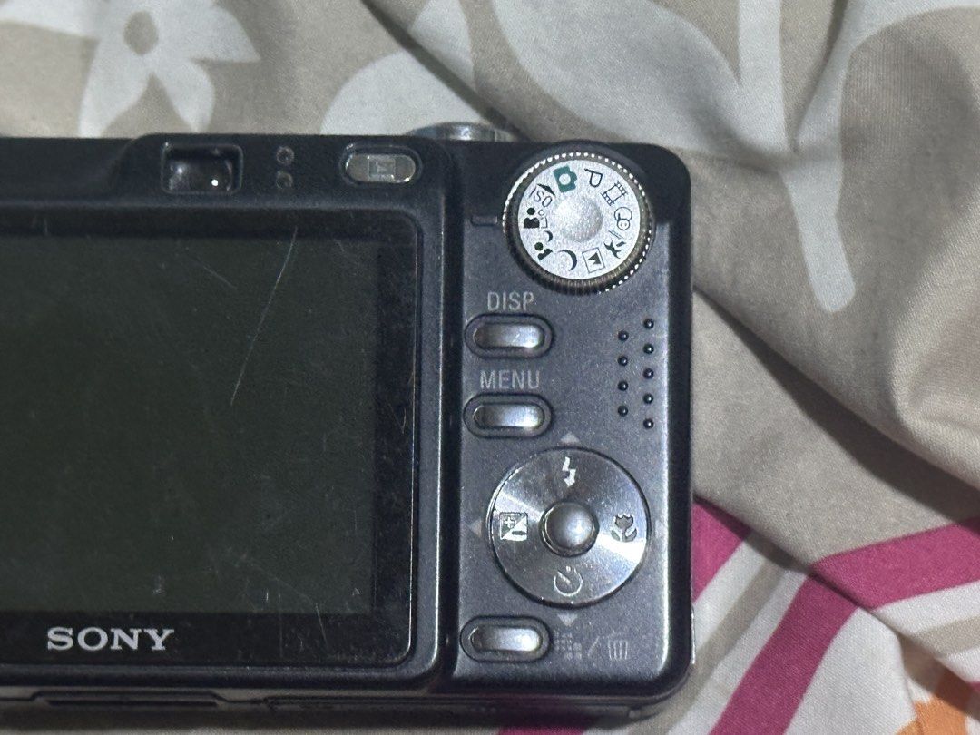 Sony Cybershot DSC W55 (Category: Cameras) located in Mabalacat. Submitted by gabbylattylat (Listing ID 1458174057, Image 3). Description: Sony Cybershot DSC W55🎬 WORKING ₱1,200+ shipping (willing to go lower) - All buttons are working -Flash is working - illuminator works Inclusions - unit - NP-BG1 battery - universal charger Issues and Condition - Body of the the camera has signs of usage - silver film peeling off - loose screw on the bottom -