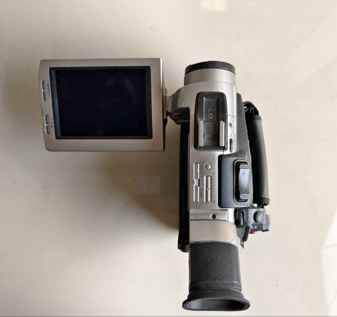 Sony Handy Cam (Category: Video Cameras) located in Mabalacat. Submitted by thriftkolangbyktsht (Listing ID 1458264769, Image 1). Description: Working with video sample as is lang with tape no battery and charger included negotiable just drop your offer.