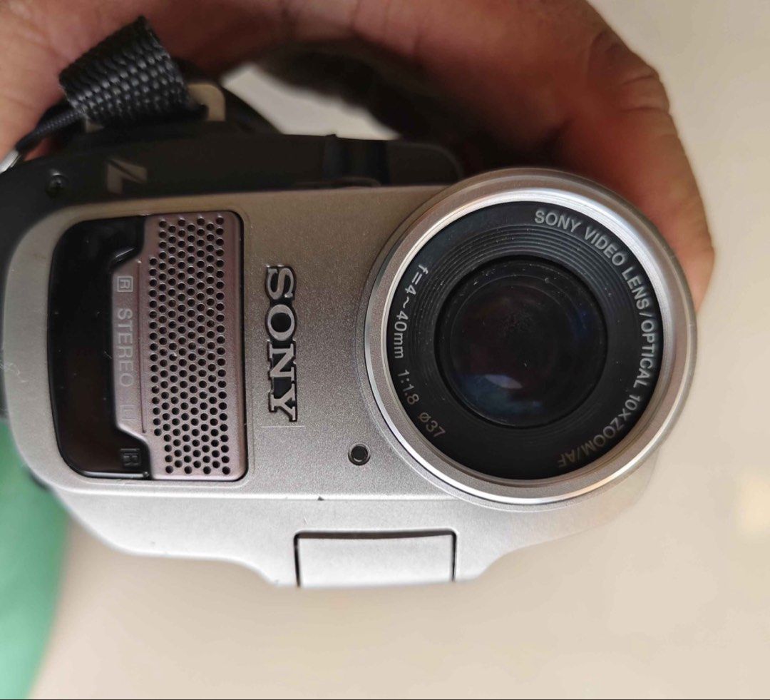 Sony Handy Cam (Category: Video Cameras) located in Mabalacat. Submitted by thriftkolangbyktsht (Listing ID 1458264769, Image 3). Description: Working with video sample as is lang with tape no battery and charger included negotiable just drop your offer.