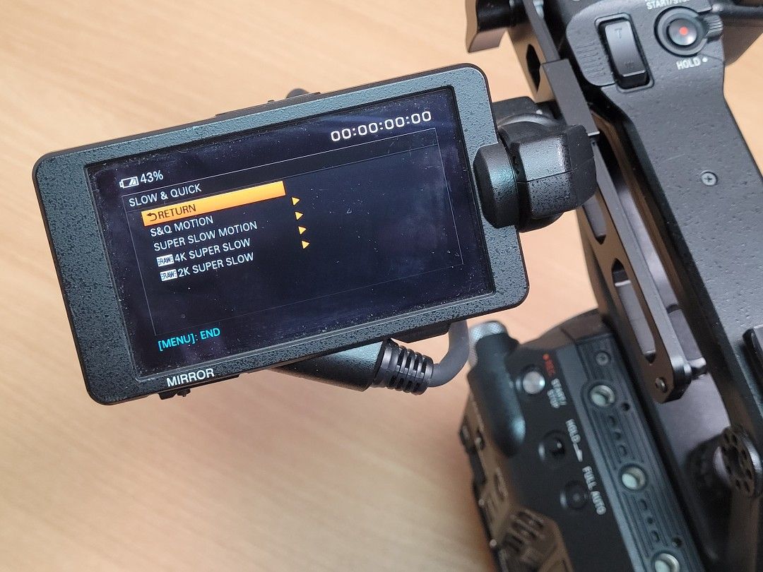 SONY PXW-FS5 XDCAM 4K 攝錄機，全解！有RAW,有慢動作！ （分類：攝錄機）位於 Hong Kong。 由 an_hon 提交（商品編號 1458181716，圖片 3）。簡介： 全解拉臣！有RAW,有慢動作！ 跟電池 2大1細，原裝火牛差機，雙充機。 4k ,100格；2k, 200格。 8成新，帶盒。